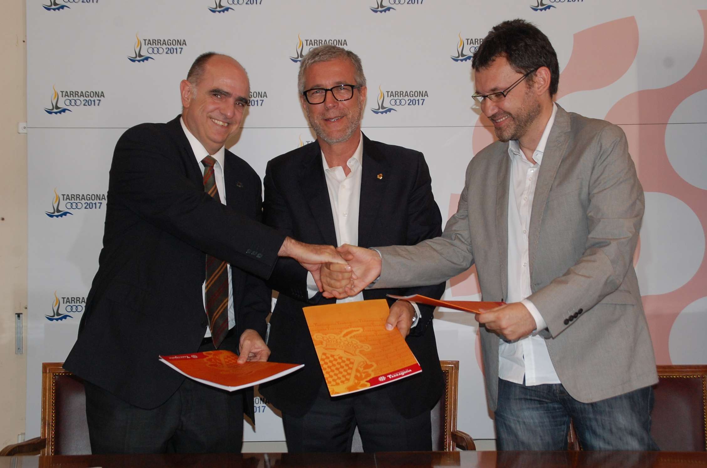 D'esquerra a dreta, Francesc Xavier Grau, rector de la URV; Josep Fèlix Ballesteros, alcalde de Tarragona i Alfonso Gonzàlez, president de la Coordinadora de Colles Castelleres de Catalunya.